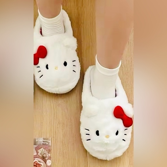 HELLO KITTY Cozy Slippers White Faux Fur Kawaii Women’s Size 7-7.5 NEW - Picture 4 of 9